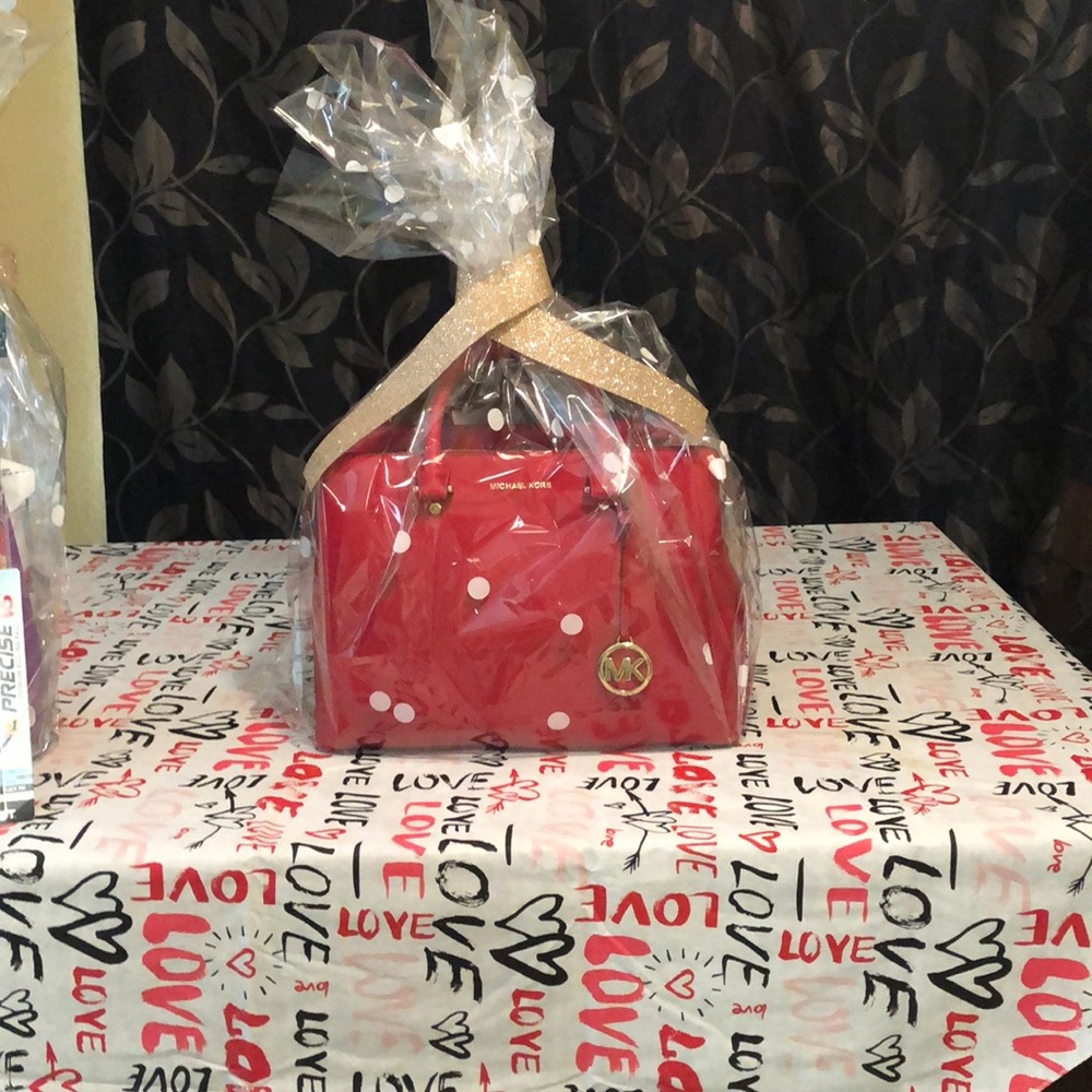 Michael Kors giftbag (goodies on the inside)
